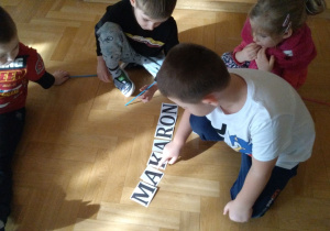 układanie napisu makaron