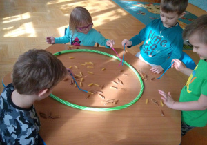 łowimy makaronowe rybki