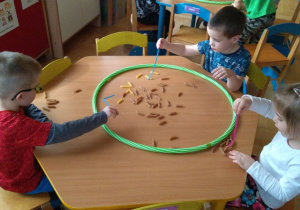 łowimy makaronowe rybki