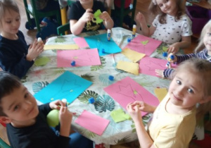 Wypełniamy kontur tulipana kawałkami kolorowego papieru.