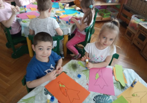 Wypełniamy kontur tulipana kawałkami kolorowego papieru.