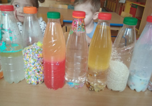 butelki do zabaw sensorycznych