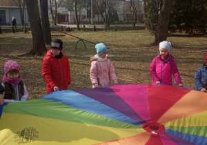dzieci z chustą animacyjną