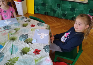 Dziewczynka wykonuje pracę plastyczną