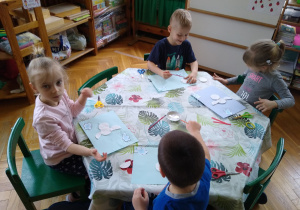 Dzieci wykonują pracę plastyczną