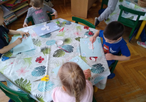 Dzieci wykonują pracę plastyczną