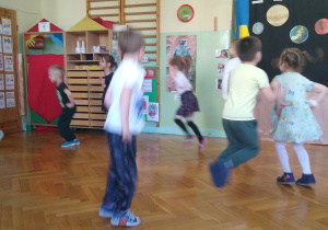 Dzieci tańczą