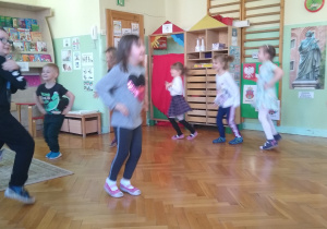 Dzieci tańczą