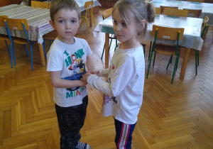 Dzieci tańczą