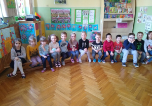 Dzieci siedzą na ławce