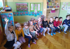 Dzieci siedzą na ławce