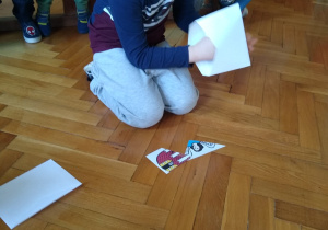 Chłopiec układa puzzle