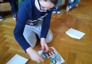 Chłopiec układa puzzle