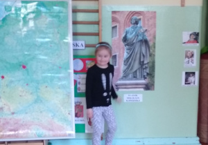 Dziewczynka pokazuje pomnik Kopernika na obrazku