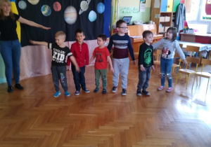 Dzieci tańczą