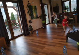 środowe zabawy sportowe z butelkami z wodą