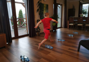 środowe zabawy sportowe z butelkami z wodą