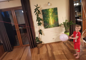 środowe zabawy sportowe z butelkami z wodą
