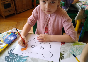 Dziewczynka koloruje obrazek