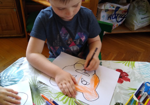 Chłopiec koloruje obrazek
