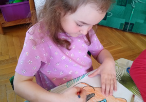 Dziewczynka koloruje obrazek