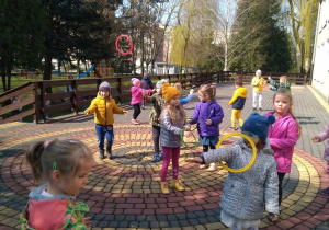 zabawy na tarasie przedszkolnym