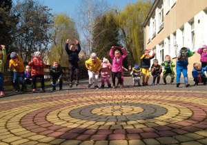 zabawy na tarasie przedszkolnym