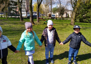 dzieci w ogrodzie