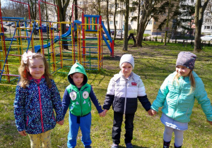 dzieci w ogrodzie