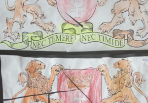 Prace plastyczne dzieci przedstawiające herb Gdańska.