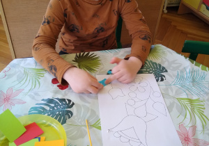 Dzieci wykonują wydzierankę