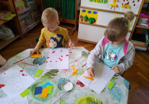 Dzieci wykonują wydzierankę