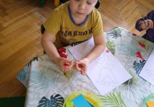 Dzieci wykonują wydzierankę