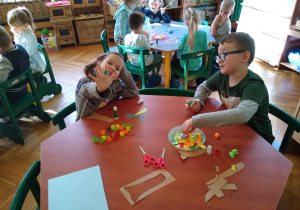 Dzieci pracują przy stoliku