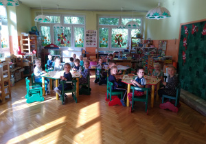 Dzieci pracują przy stolikach