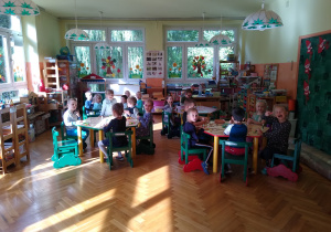 Dzieci pracują przy stolikach