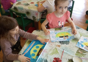 Dzieci prezentują swoje prace plastyczne.