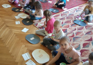 Dzieci podczas zajęć z edukacji matematycznej.