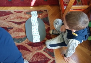 Dzieci podczas zajęć z edukacji matematycznej.