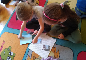 Dzieci układają puzzle