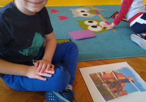 Dzieci układają puzzle