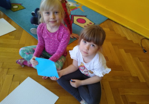Dzieci układają puzzle
