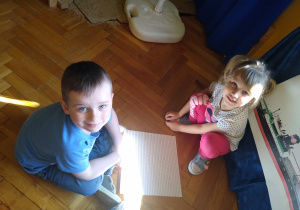 Dzieci układają puzzle