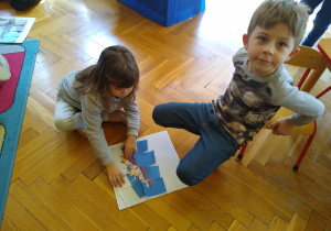 Dzieci układają puzzle