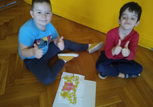 Dzieci układają puzzle