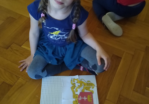 Dzieci układają puzzle