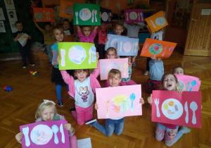 Dzieci prezentują swoje prace
