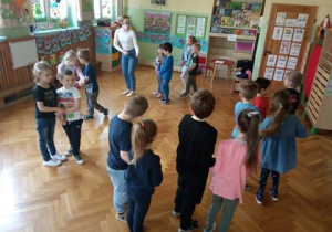 Dzieci z grupy IV tańczą poleczkę.