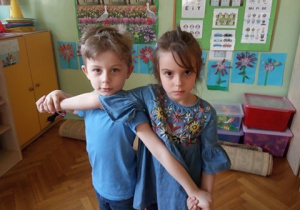 Dzieci z grupy IV tańczą poleczkę.