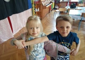 Dzieci z grupy IV tańczą poleczkę.